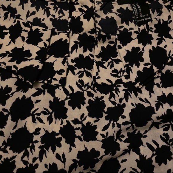 Forever 21 Navy Blue And White Floral Retro Style Back Button Blouse - Medium - Picture 2 of 4